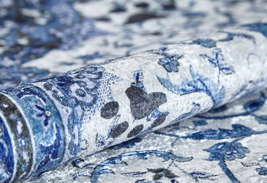 Blauer Orientteppich mit weißem Medaillon-Muster – im Wohnzimmer