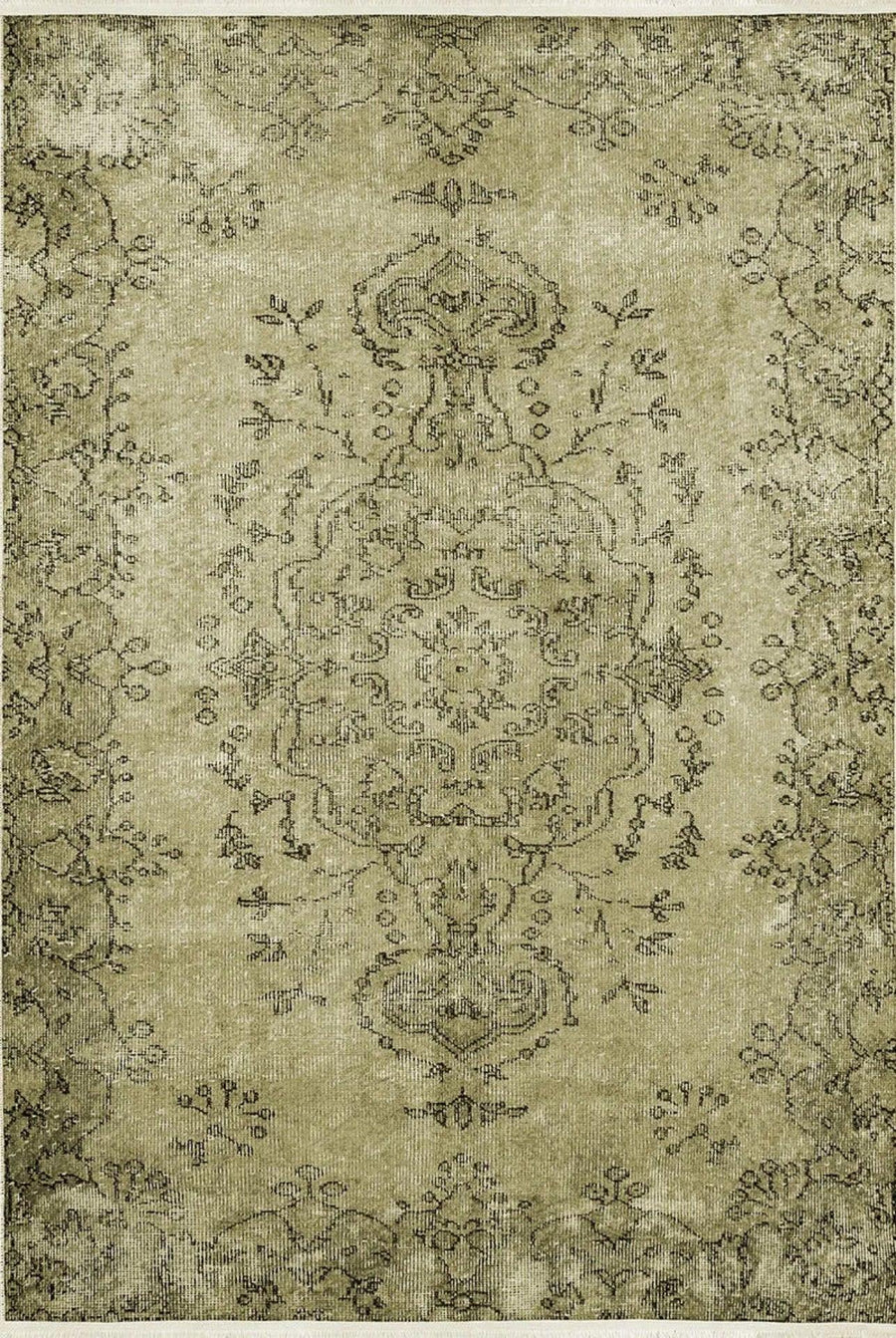 Orientteppich in Khaki & Beige mit Medaillon im Vintage-Stil – im Wohnzimmer