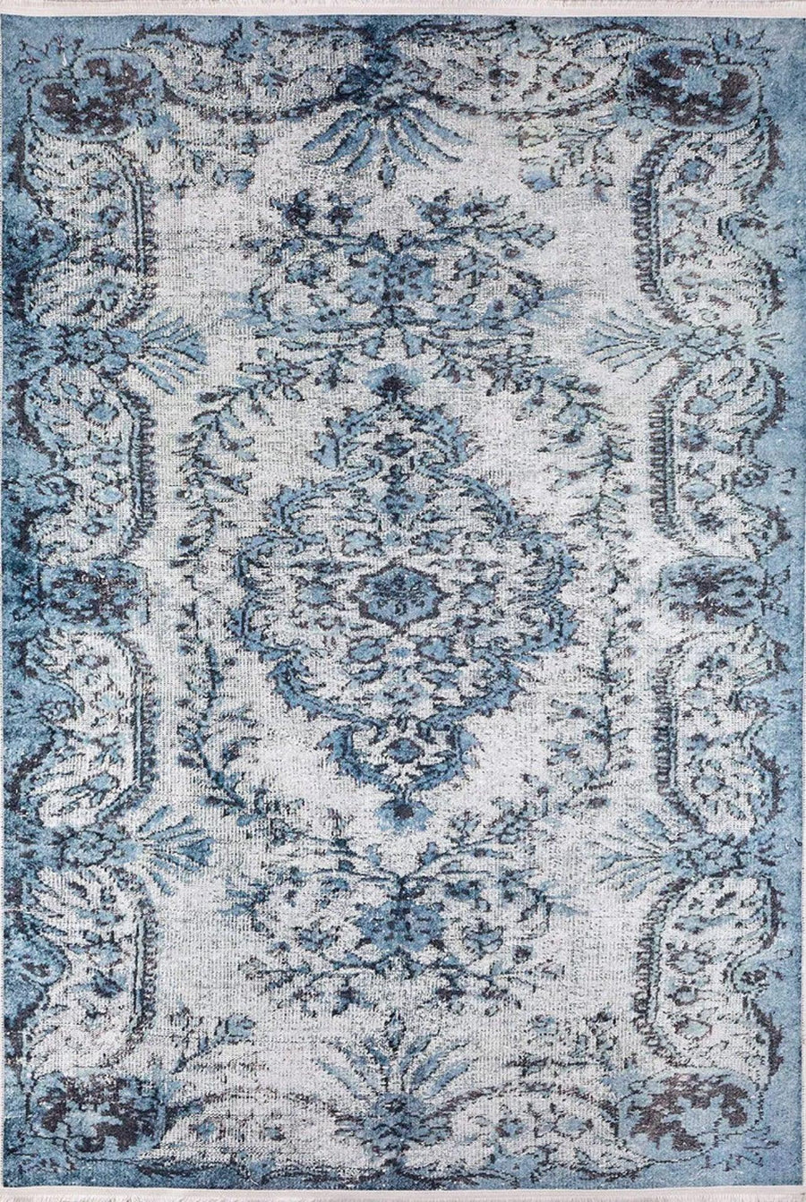 Blauer Teppich mit weißem Medaillonmuster – im Wohnzimmer