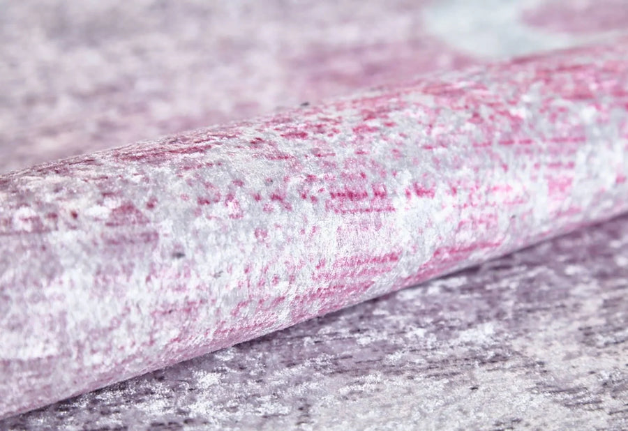 Eskitme Pembe Lila Kareli Dijital Baskı Halı – doku yakın çekim