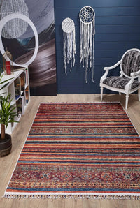 Alfombra de diseño kilim rojo con rayas azules, borde bohemio, poliéster de textura suave