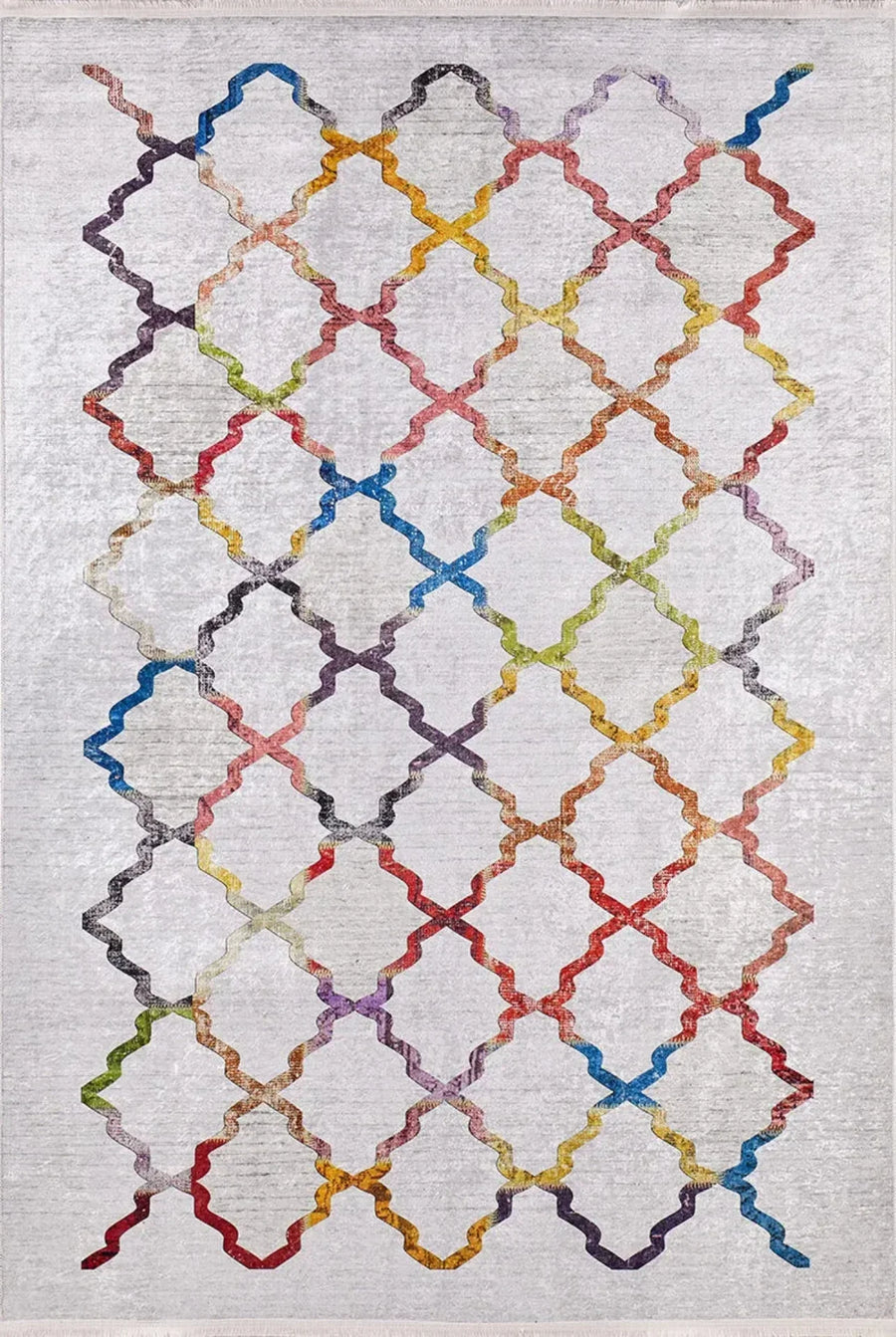Mehrfarbiger Teppich mit geometrischem Muster auf Grau – im Wohnzimmer
