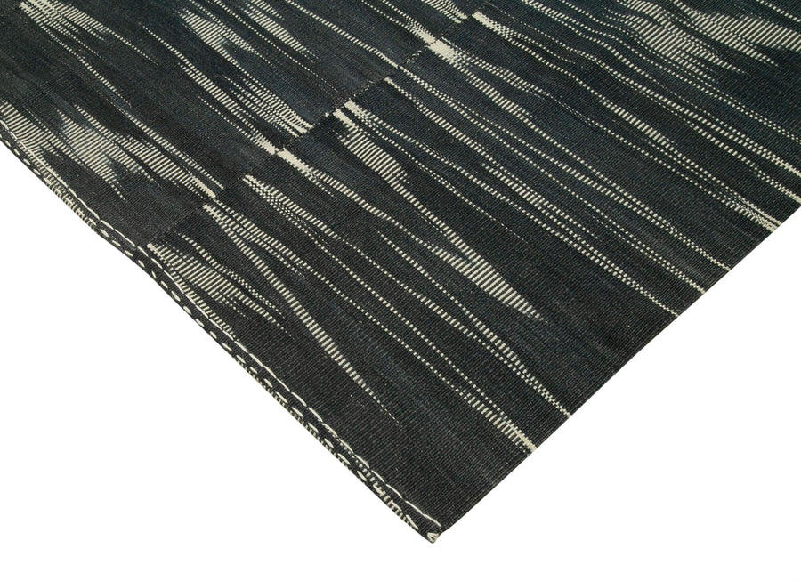 Großer Kelim Teppich in Anthrazit & Creme, abstrakt 332x407 cm – im Flur
