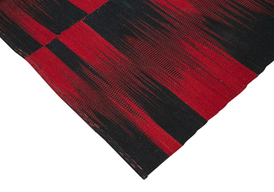 Roter Kelim mit Schwarzem Geometrie-Muster 212x280 cm – im Wohnzimmer