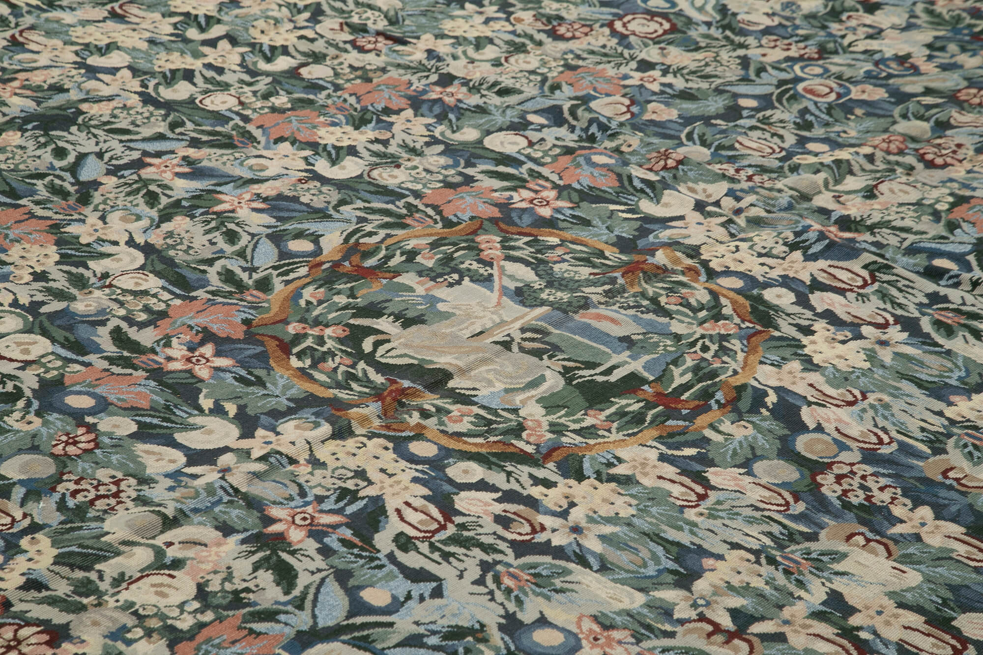 Needlepoint Floral Bej Çiçekli Pamuk Yün El Dokuma Halısı 363x446 Agacan