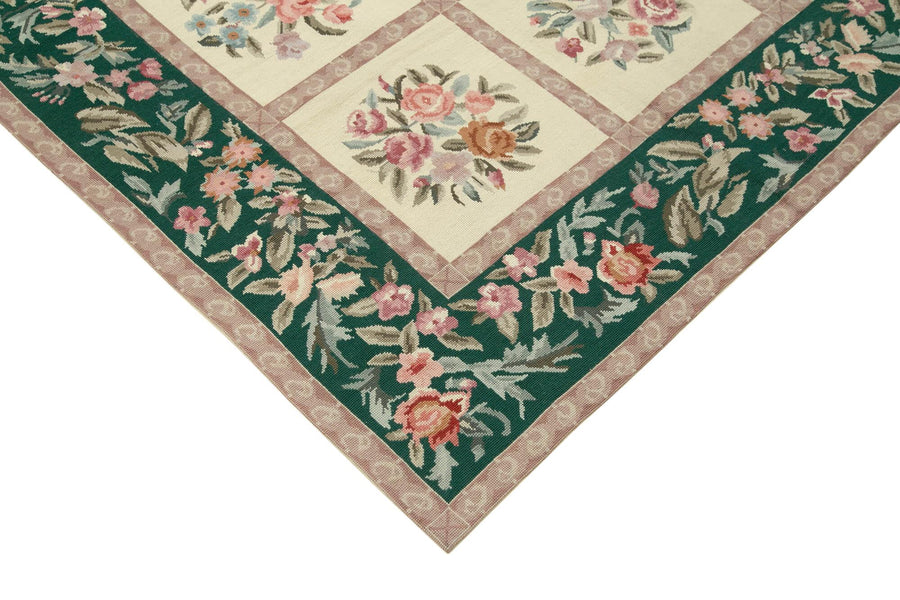 Cremefarbener Orientteppich mit rotem Blumenmuster 241x300 cm – im Wohnzimmer
