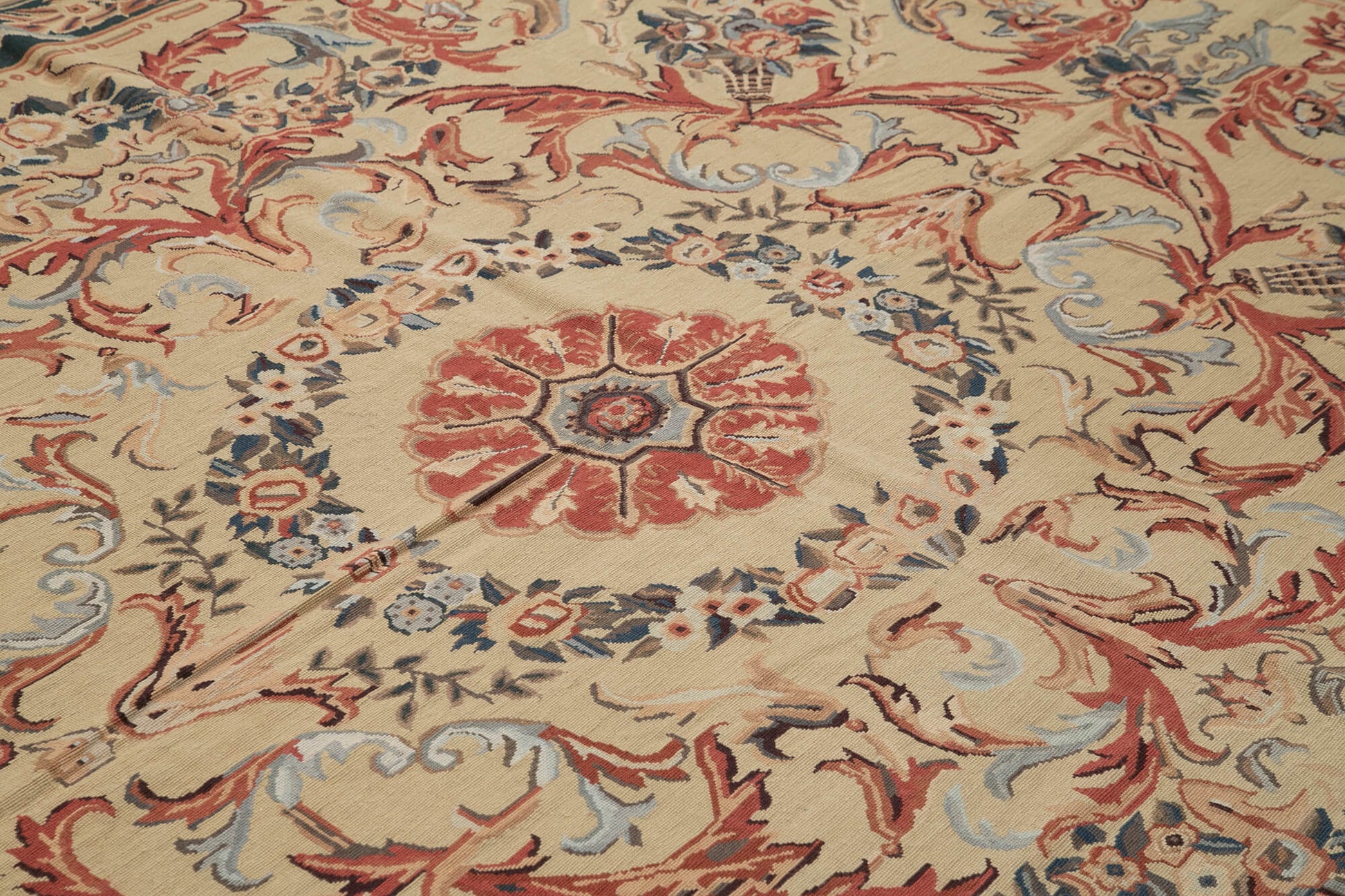 Needlepoint Floral Bej Çiçekli Pamuk Yün El Dokuma Halısı 238x305 Agacan