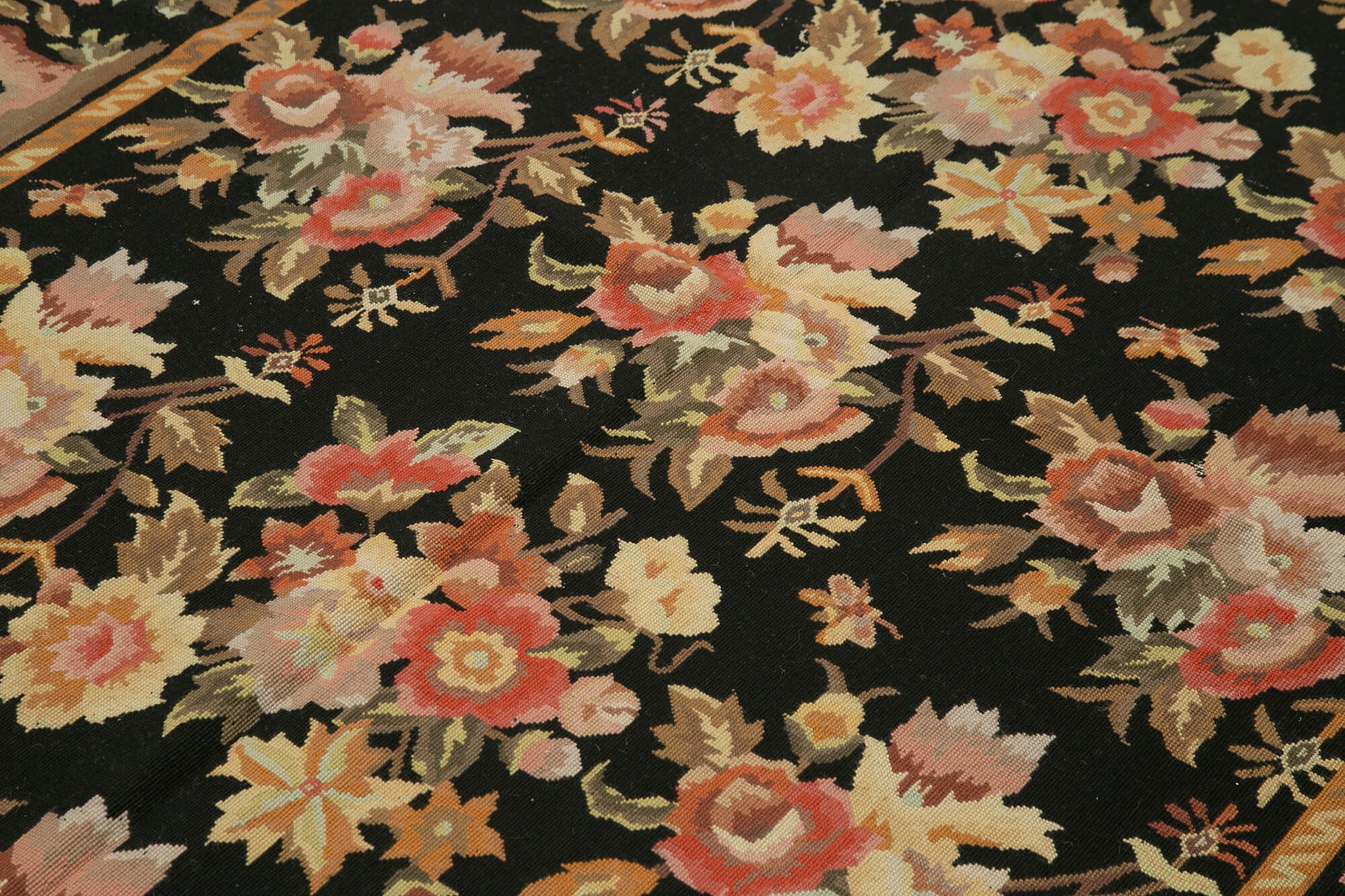 Needlepoint Floral Siyah Çiçekli Pamuk Yün El Dokuma Halısı 183x274 Agacan