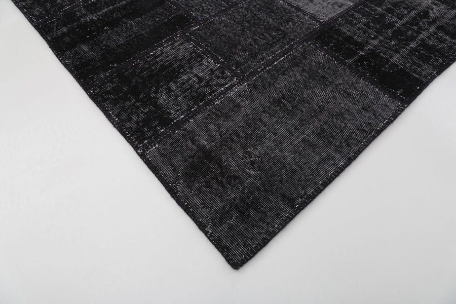 Schwarzer Vintage Teppich mit rotem geometrischem Muster 199x303 cm – im Wohnzimmer