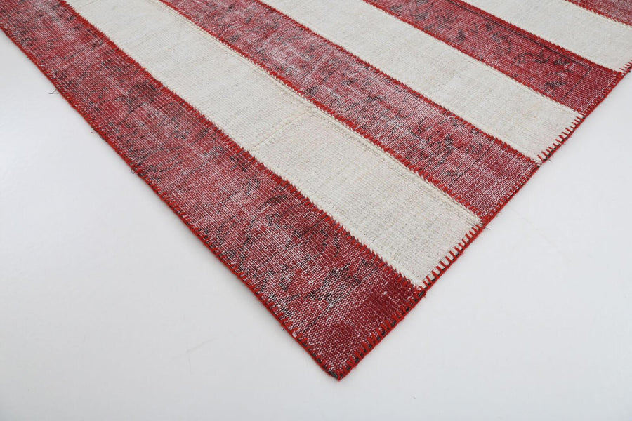 Roter handgewebter Vintage Kelim mit geometrischem Muster 245x300 cm – im Wohnzimmer