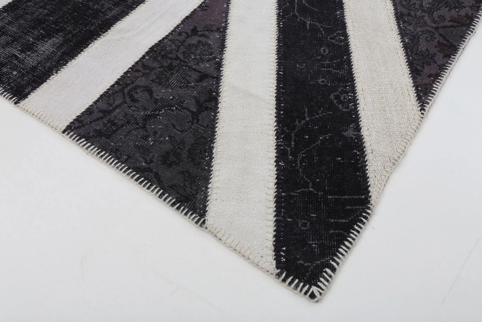 Flag Patchwork Siyah Figürlü Pamuk Yün El Dokuma Halısı 205x300 Agacan