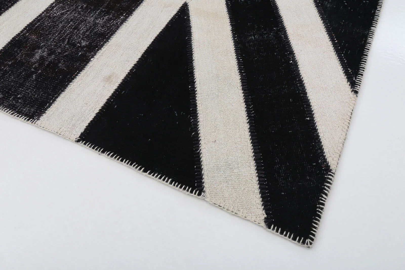 Flag Patchwork Siyah Figürlü Pamuk Yün El Dokuma Halısı 202x305 Agacan