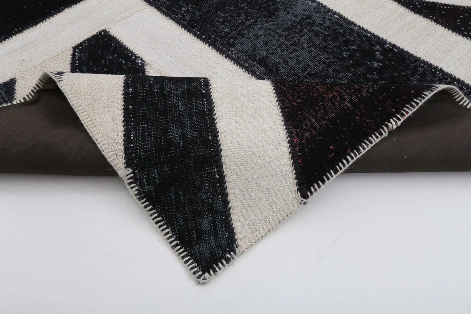 Flag Patchwork Siyah Figürlü Pamuk Yün El Dokuma Halısı 202x305 Agacan