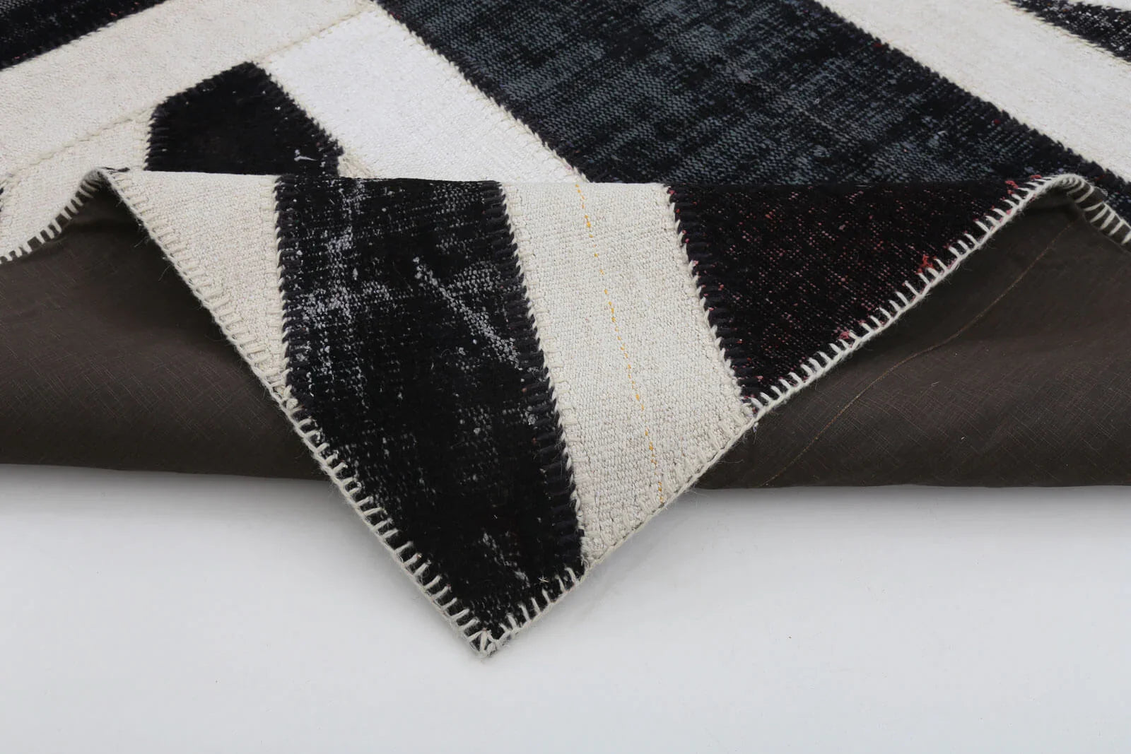 Flag Patchwork Siyah Figürlü Pamuk Yün El Dokuma Halısı 203x300 Agacan