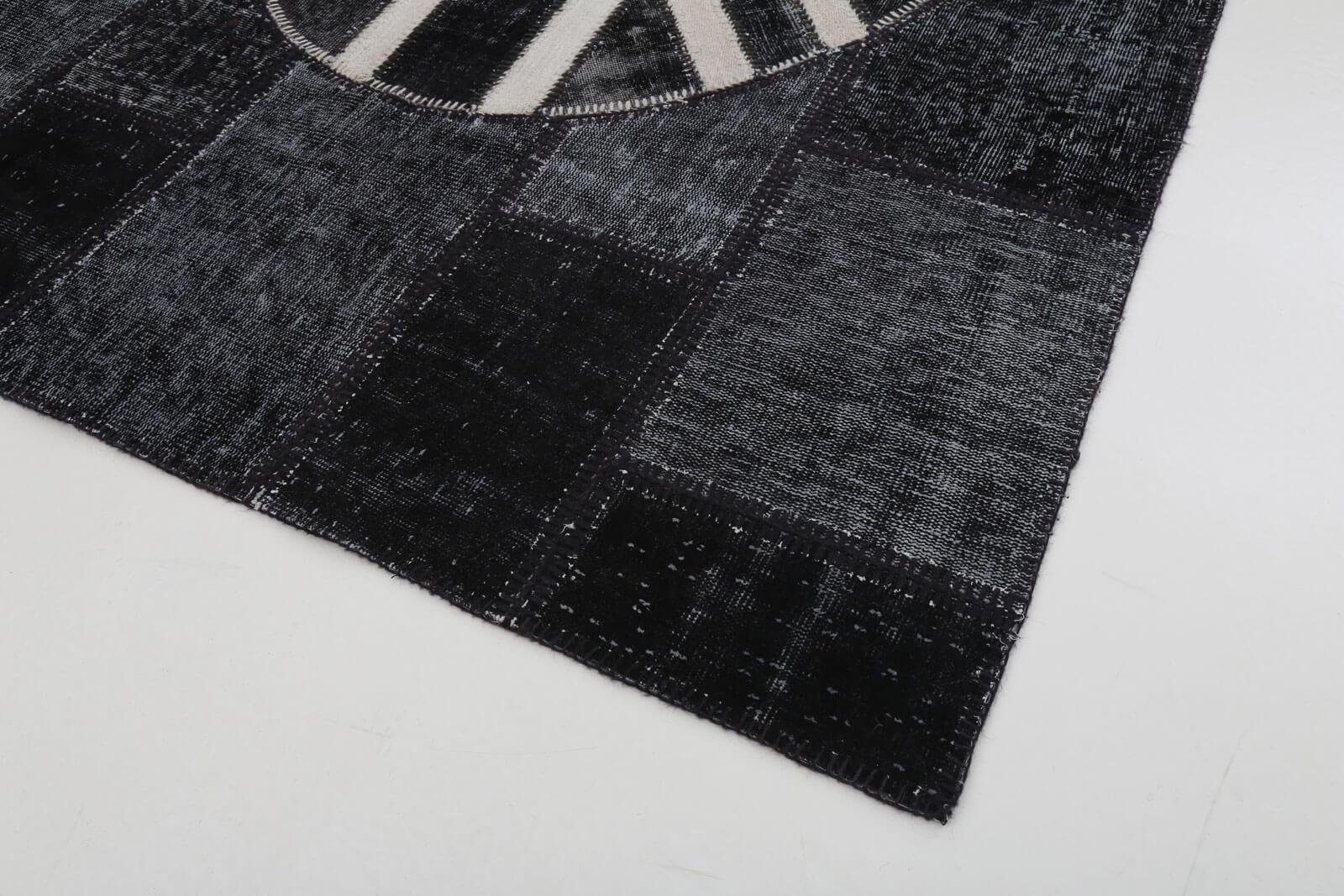 Flag Patchwork Siyah Figürlü Pamuk Yün El Dokuma Halısı 173x248 Agacan