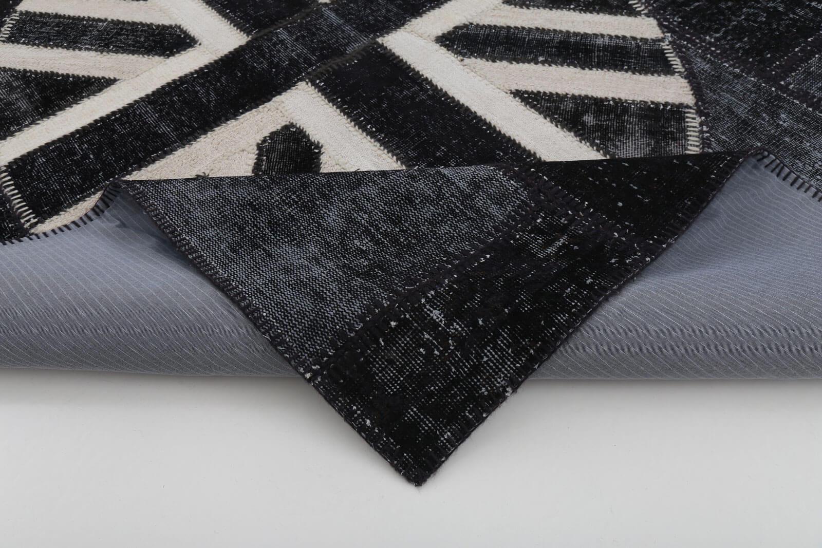 Flag Patchwork Siyah Figürlü Pamuk Yün El Dokuma Halısı 173x248 Agacan