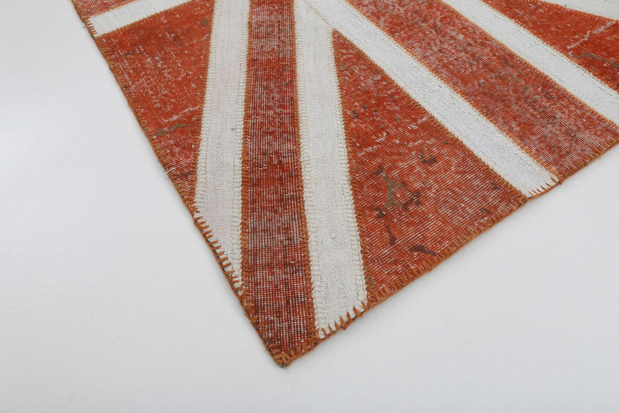 One-of-a-Kind Red Vintage Turkish Rug 140x215 cm (4'7" x 7'1") – in the living room