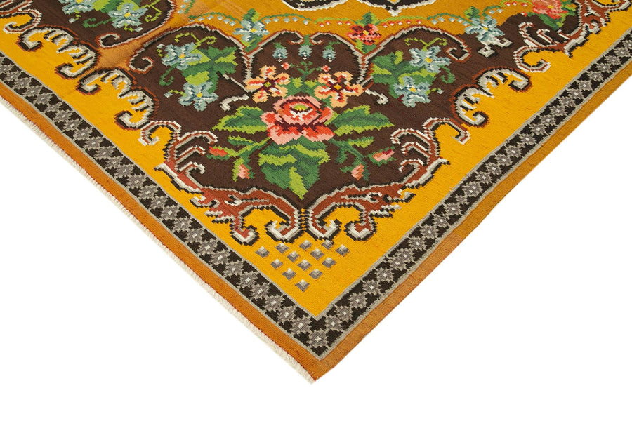 Gelber und Brauner Vintage Kelim mit Blumenmuster 194x297 cm – im Wohnzimmer