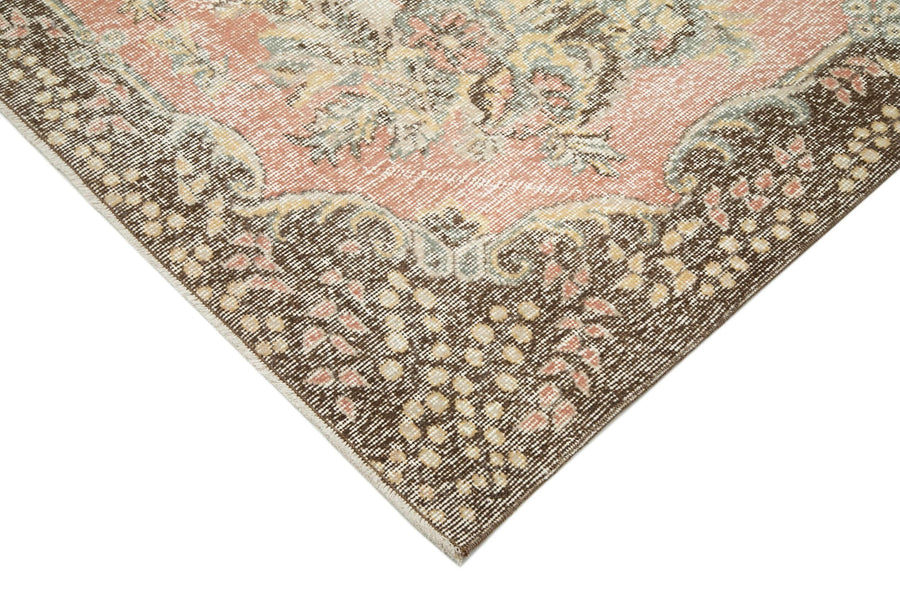 Alfombra crema tejida a mano con diseño de medallón en tonos rosados 193x302 cm – en el salón