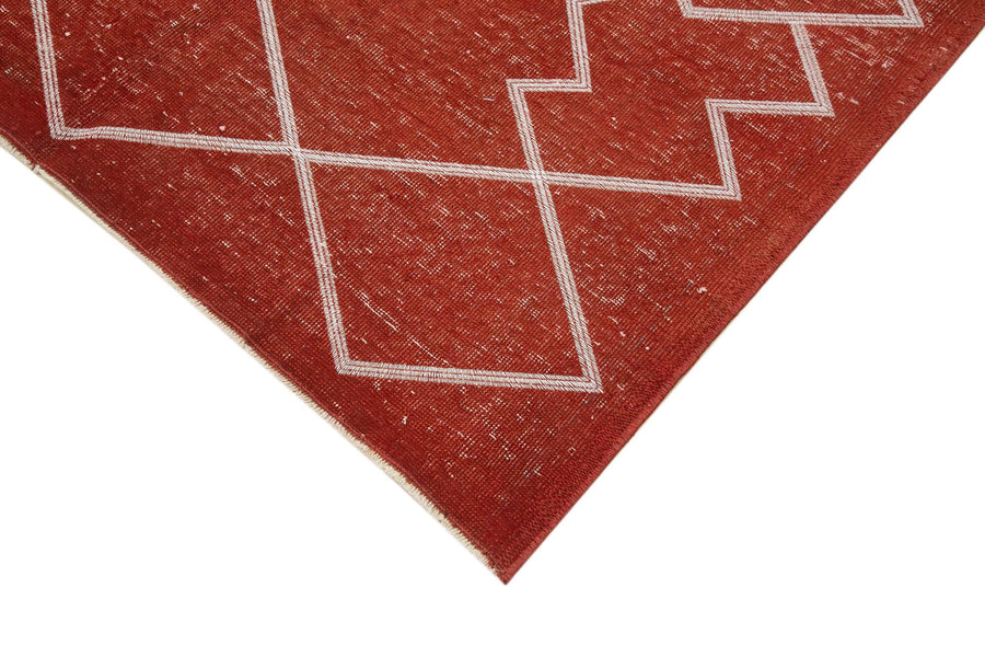 Red Geometric Vintage Flatweave Kilim Rug 135x238 cm (4'5" x 7'10") – in the hallway