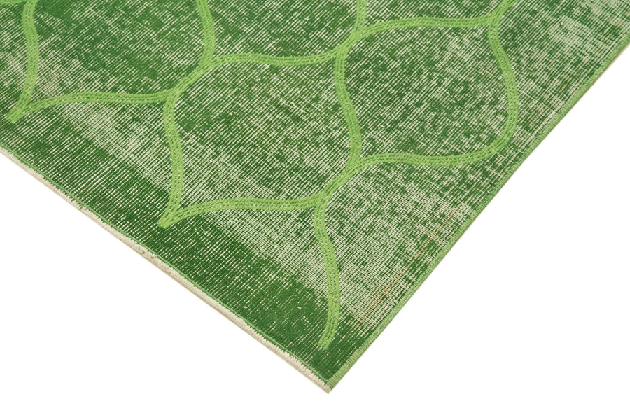 Green Geometric Vintage Turkish Area Rug 118x191 cm (3'10" x 6'3") – in the hallway