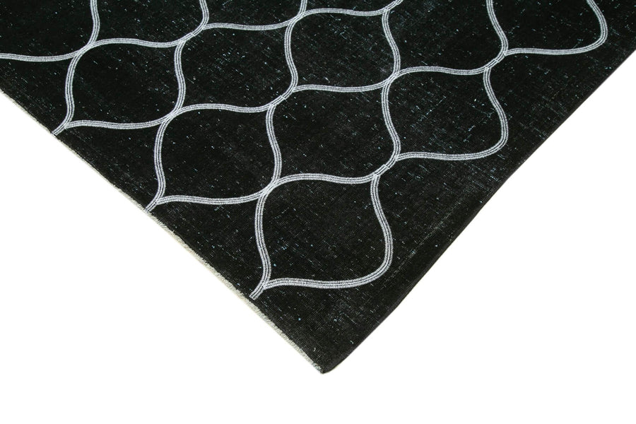 Large Black and White Geometric Flatweave Kilim Rug 301x398 cm (9'11" x 13'1") – in the hallway
