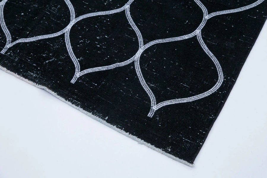 Black and White Geometric Turkish Runner Rug 141x386 cm (4'8" x 12'8") – in the hallway