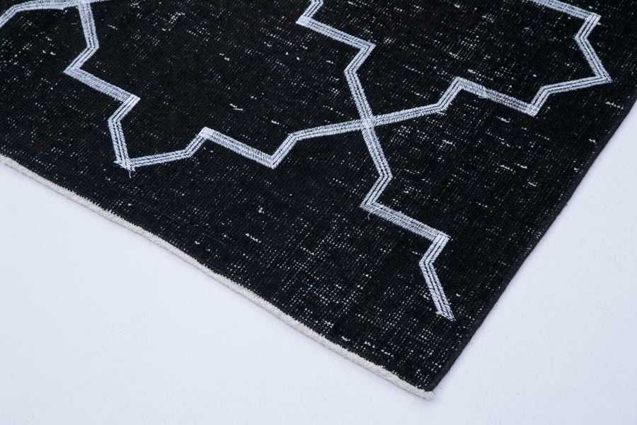 Black and White Geometric Vintage Runner Rug 142x350 cm (4'8" x 11'6") – in the hallway