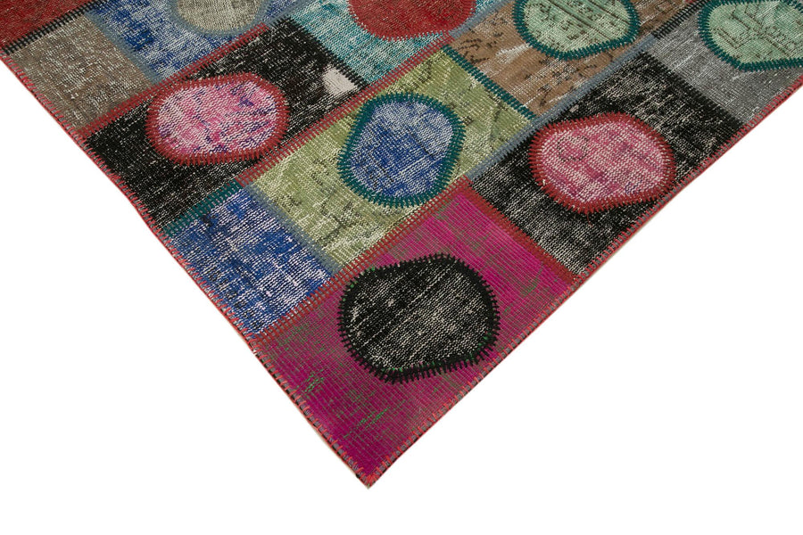 Colorful Geometric Patchwork Kilim Rug 140x200 cm (4'7" x 6'7") – in the living room