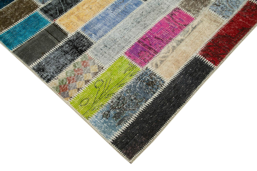 Geometric Patchwork Turkish Rug in Multicolor 182x242 cm (6' x 7'11") – in the living room