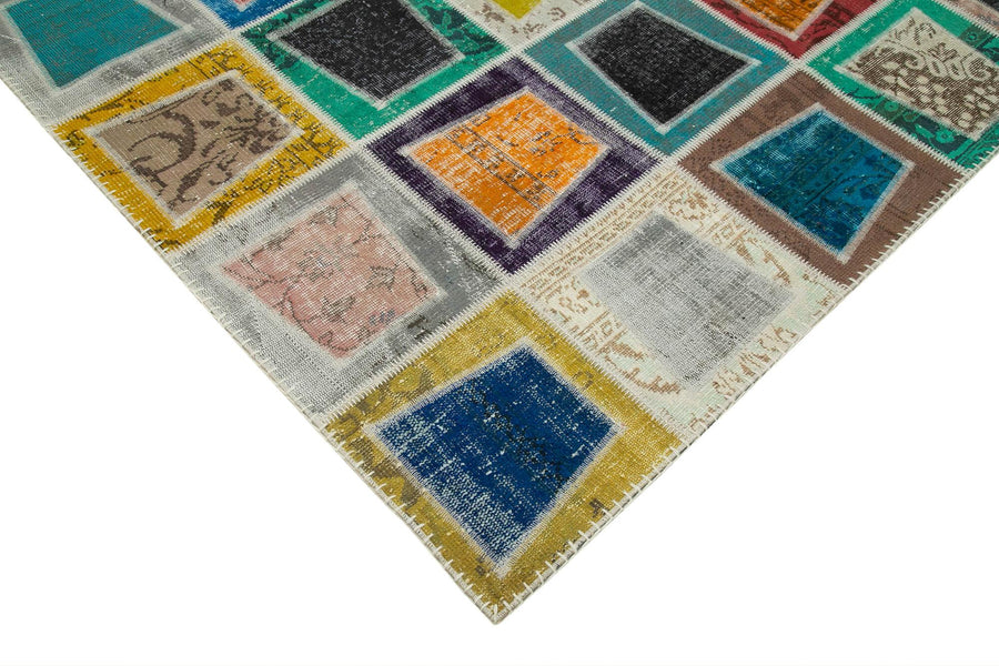 Colorful Geometric Vintage Patchwork Rug, Hand-Woven 238x320 cm (7'10" x 10'6") – in the living room