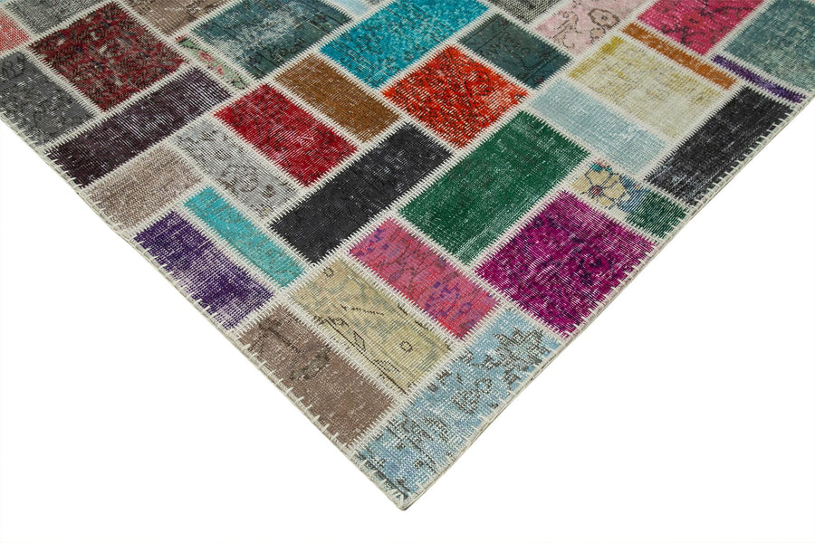 Large Geometric Patchwork Rug in Multiple Colors 263x358 cm (8'8" x 11'9") – in the living room