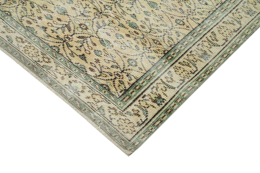 Beiger Vintage Wollteppich mit grünem Blumenmuster 177x267 cm – im Wohnzimmer