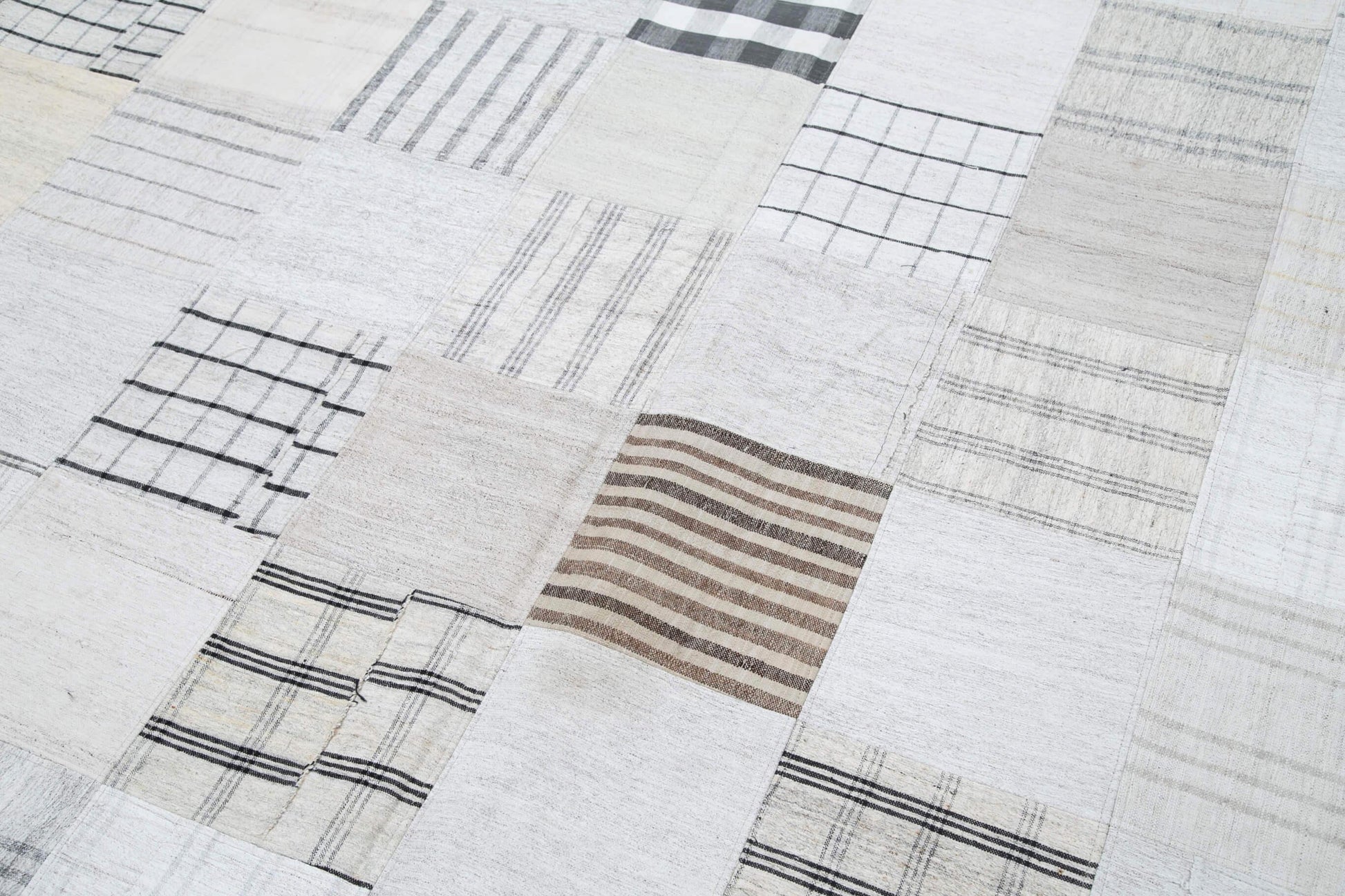 Kırk Yama Gri Patchwork Pamuk Yün El Dokuma Halısı 243x305 Agacan