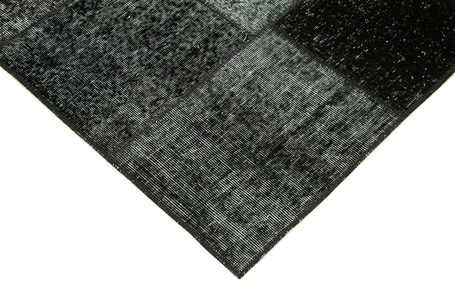 Black & Grey Geometric Hand-Knotted Vintage Rug 144x202 cm (4'9" x 6'8") – in the living room