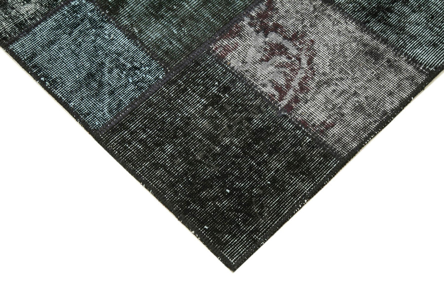 Black & Gray Geometric Vintage Turkish Rug 135x201 cm (4'5" x 6'7") – in the living room