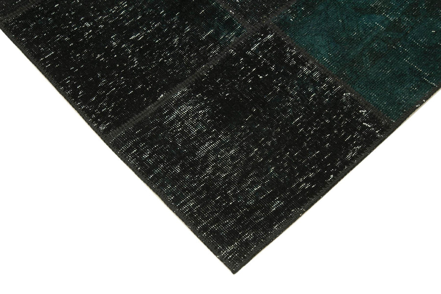 Black & Turquoise Geometric Vintage Rug 146x209 cm (4'9" x 6'10") – in the living room