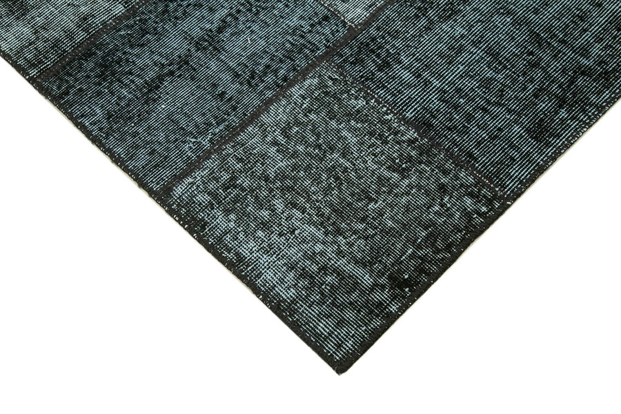 Black & Gray Geometric Vintage Turkish Rug 134x206 cm (4'5" x 6'9") – in the living room