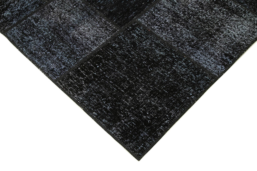 Geometric Black & Gray Hand-Woven Patchwork Rug 172x241 cm (5'8" x 7'11") – in the living room