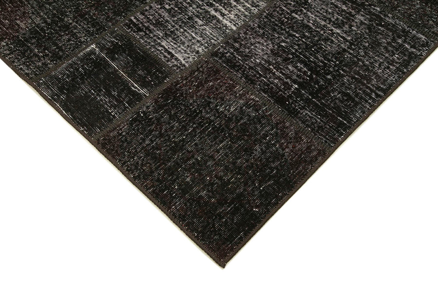 Black and Grey Geometric Patchwork Rug 171x237 cm (5'7" x 7'9") – in the living room