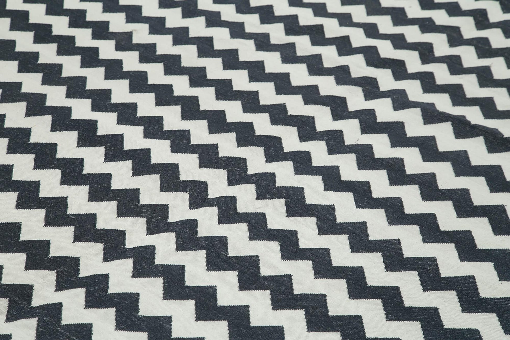 Geometric Duri Siyah Geometrik Pamuk Yün El Dokuma Halısı 306x423 Agacan