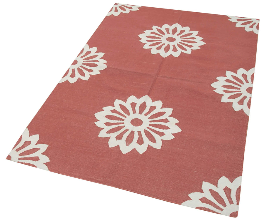 Red & White Geometric Pattern Cotton Kilim Rug 107x166 cm (3'6" x 5'5") – in the hallway