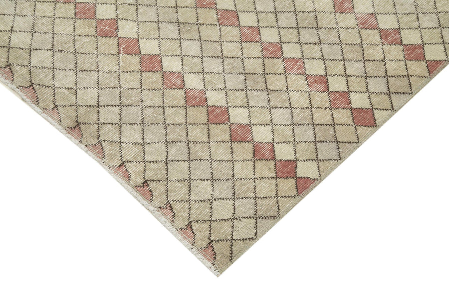 Beige Geometric Vintage Turkish Rug with Red Details 125x280 cm (4'1" x 9'2") – in the hallway