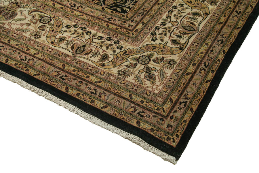 Alfombra Uşak negra con motivos florales, tejida a mano 360x543 cm 35930 – en el salón