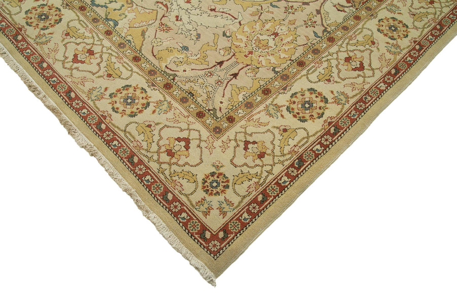 Roter orientalischer Teppich aus Usak mit Blumen 362x456 cm – im Wohnzimmer
