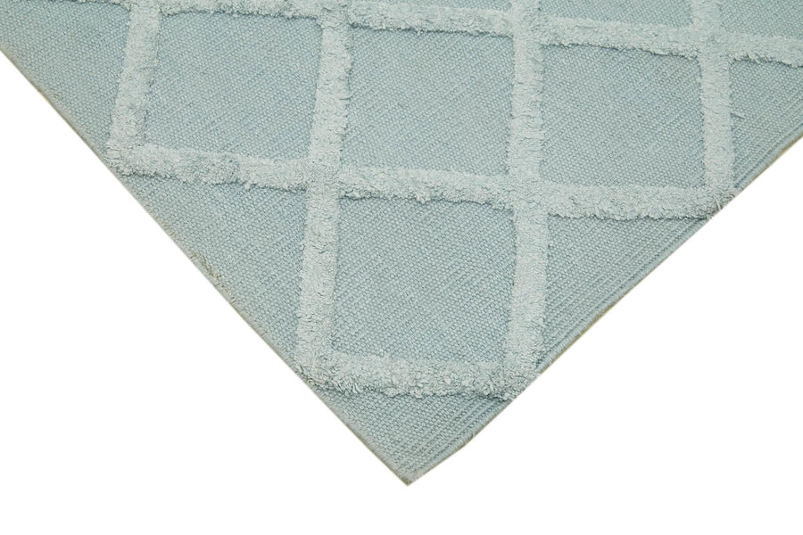 Blauer handgewebter Kelim mit geometrischem Muster 246x305 cm – im Wohnzimmer