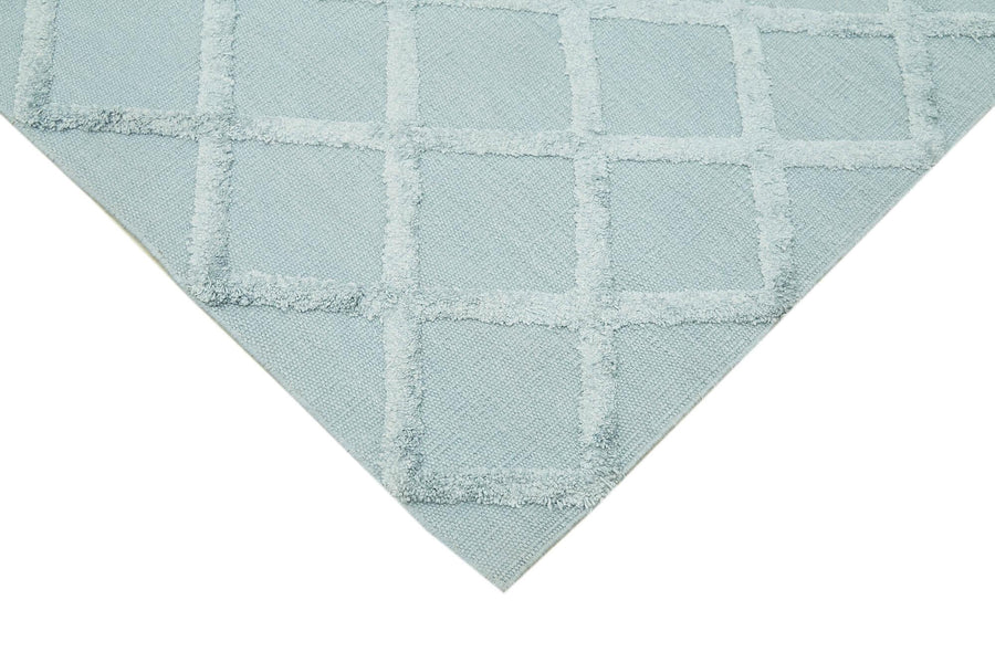 Blauer handgewebter Wollteppich mit geometrischem Reliefmuster 244x305 cm – im Wohnzimmer