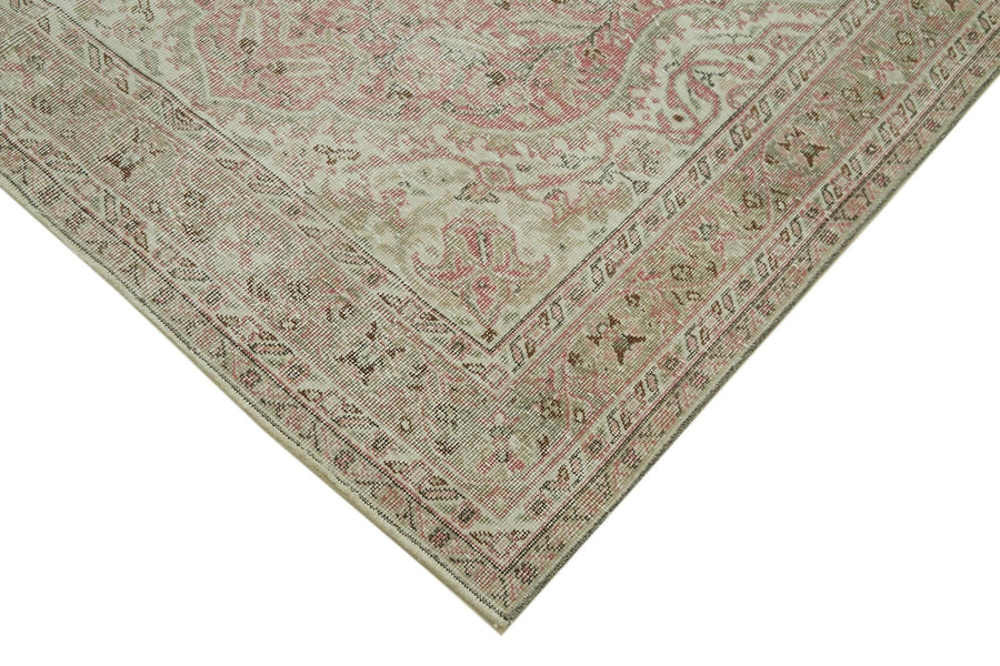 Cremefarbener Vintage Teppich mit rosa Medaillon 157x262 cm – im Wohnzimmer