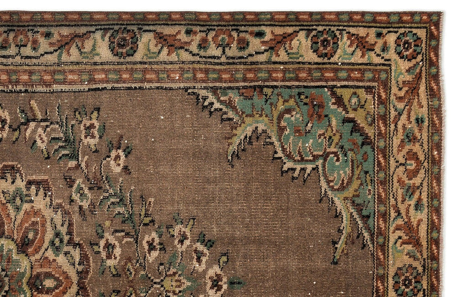 Brown Medallion Classic Turkish Rug 167x281 cm (5'6" x 9'3") – in the hallway
