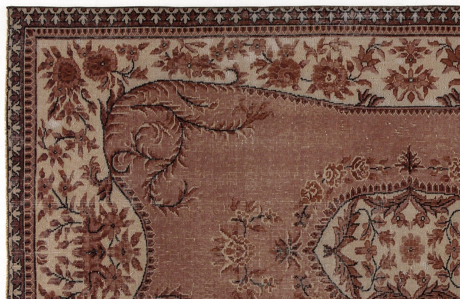 Brown Floral Vintage Turkish Flatweave Kilim Rug 160x257 cm (5'3"x8'5") – in the living room